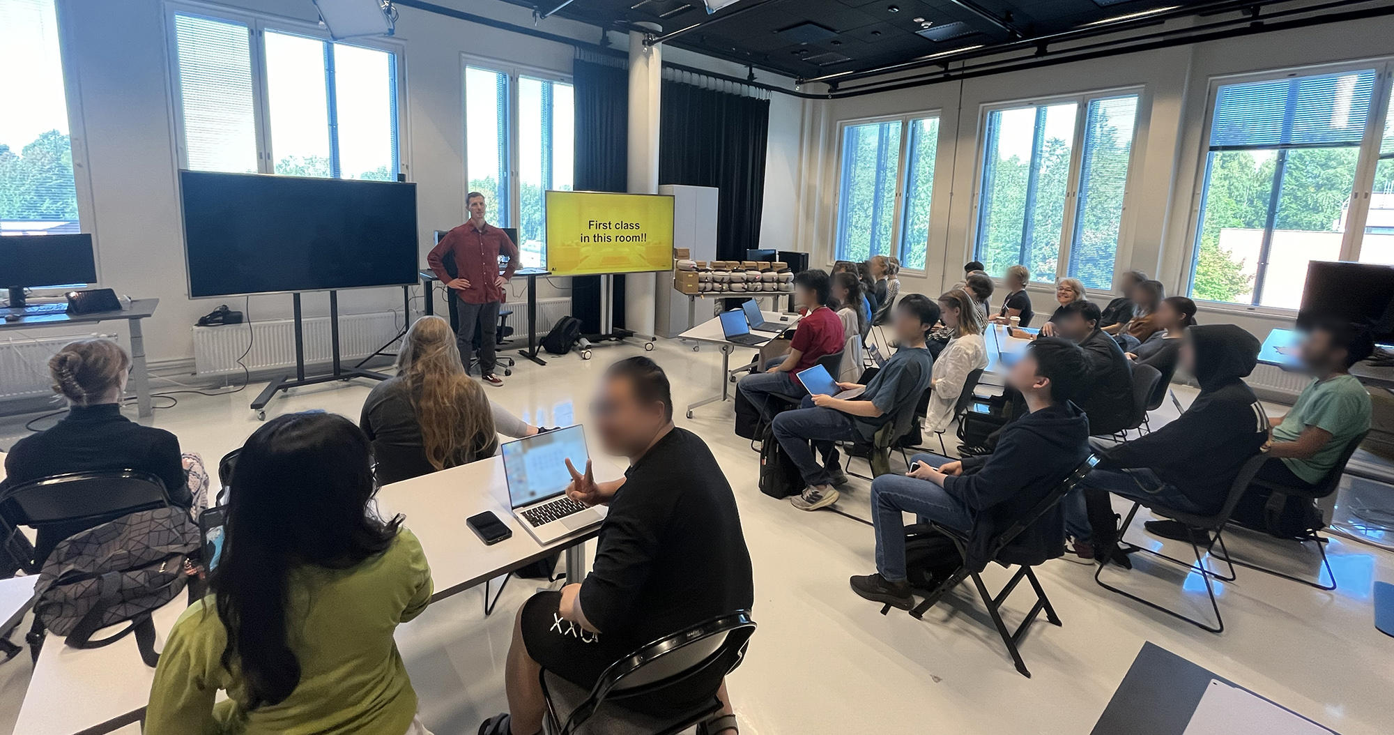 First class in Aalto Marsio XR Studio, Building Virtual Worlds. Photo by Timo Ovaska